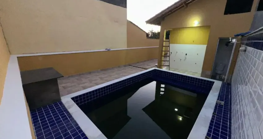 Casa com piscina, 2 quartos e área gourmet em Itanhaém.