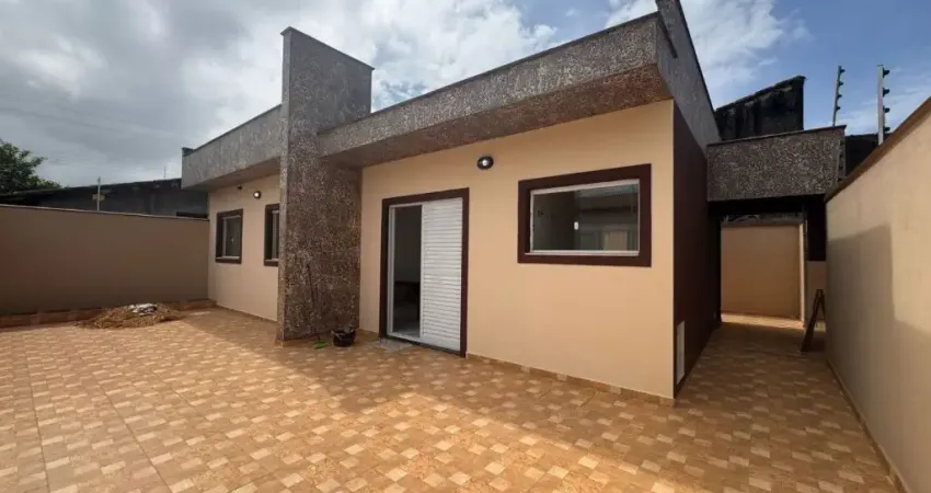 Casa com 2 quartos e espaço para piscina em Itanhaém.