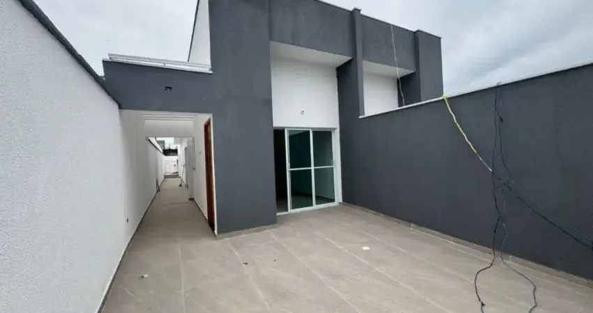 Casa com 2 quartos, piscina e área gourmet em Itanhaém.