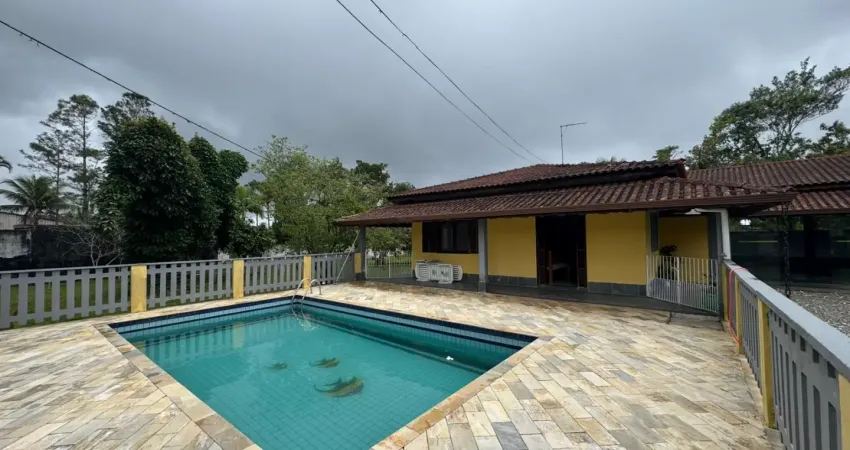 Chácara com piscina, 5 quartos e área gourmet em peruíbe - r$ 800.000,00.