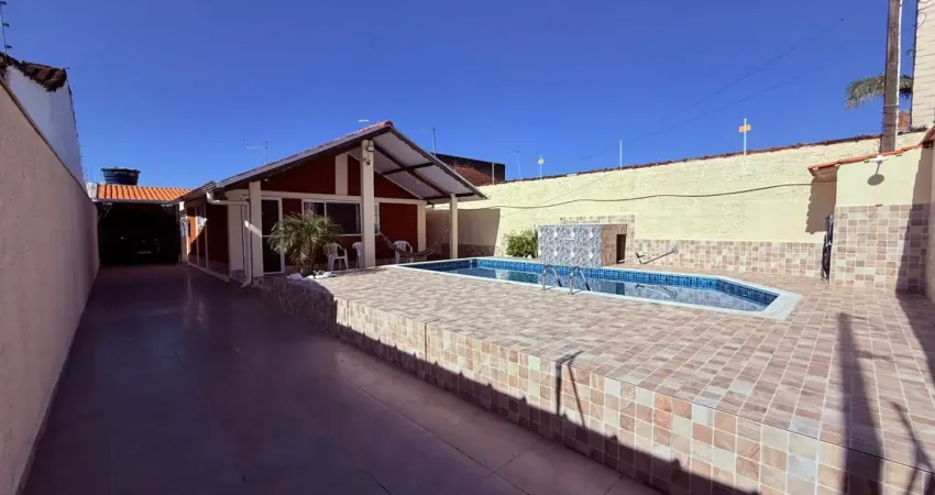 Casa na praia com piscina, churrasqueira e edícula em itanhaém.