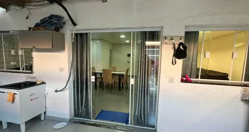 Casa à 150m do mar com 2 quartos e churrasqueira em itanhaém - r$ 250.000,00.