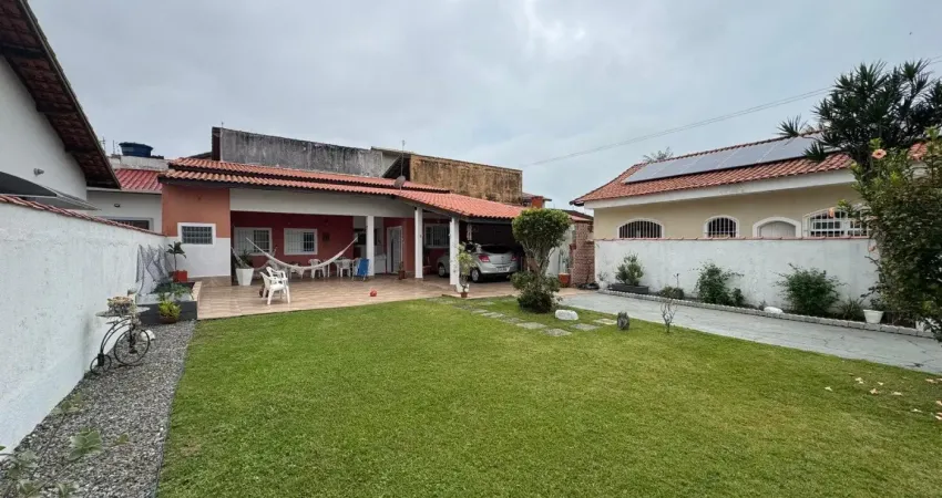 Casa na praia com 2 quartos, área gourmet e espaço para piscina em itanhaém.