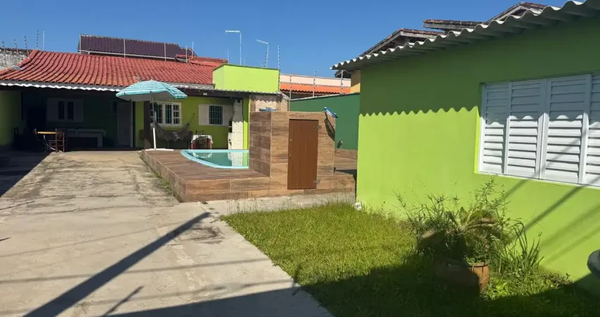 Casa na praia com piscina, 2 quartos e área gourmet em itanhaém.