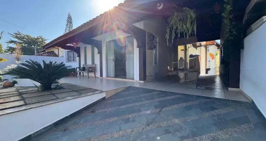 Casa à 100m do mar com 3 quartos e espaço para piscina em peruíbe.