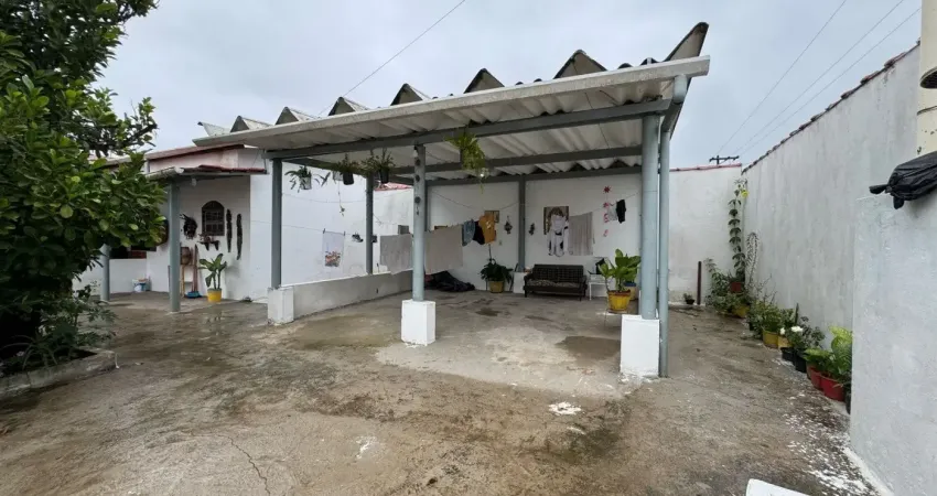 Casa com 2 quartos, espaço para piscina e jardim em itanhaém.