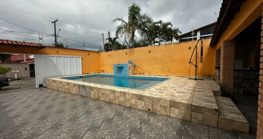 Casa na praia com piscina, 2 quartos e área gourmet em itanhaém.