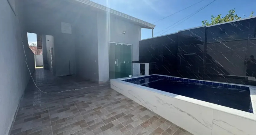 Casa na praia com piscina, 2 quartos e churrasqueira em peruíbe.
