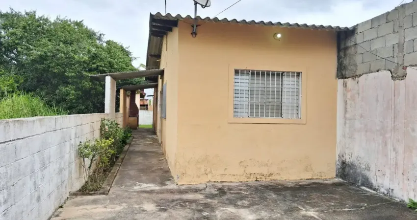 Casa com 2 quartos, churrasqueira e espaço para piscina em itanhaém.