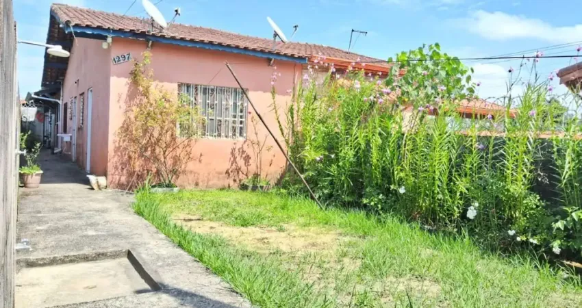 Casa com 2 quartos, espaço para piscina e jardim em itanhaém.