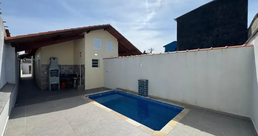 Casa com piscina, 2 quartos e churrasqueira em itanhaém - r$ 450.000,00.