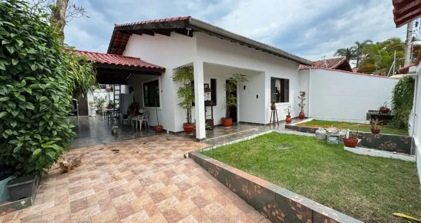 Casa à 400m do mar com 3 quartos, espaço para piscina e jardim em itanhaém.