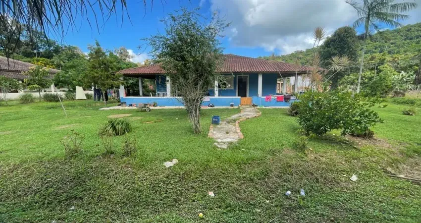 Chácara com 2 quartos, espaço para piscina e jardim em itanhaém.