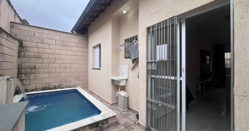 Casa em condomínio com piscina, 2 quartos e churrasqueira em itanhaém.