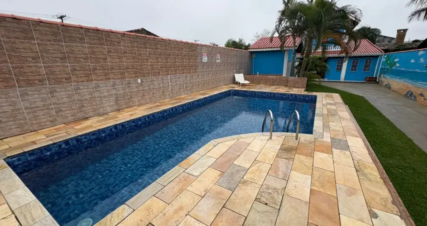 Casa com piscina, 3 quartos e área gourmet em peruíbe - r$ 550.000,00.