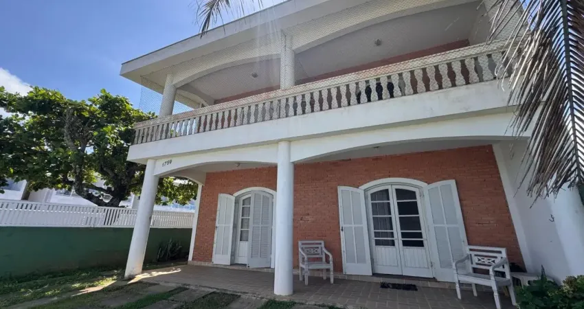 Casa frente mar com 4 quartos e churrasqueira em itanhaém - r$ 1.100.000,00.