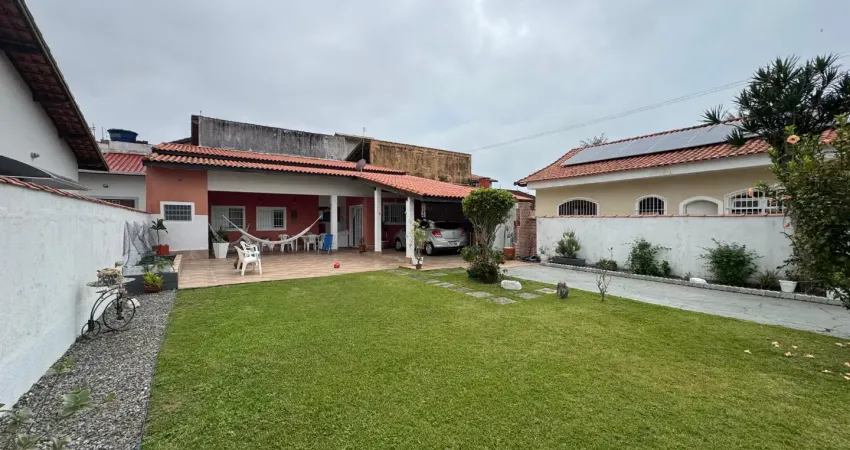 Casa com 2 quartos, área gourmet e espaço para piscina em itanhaém.