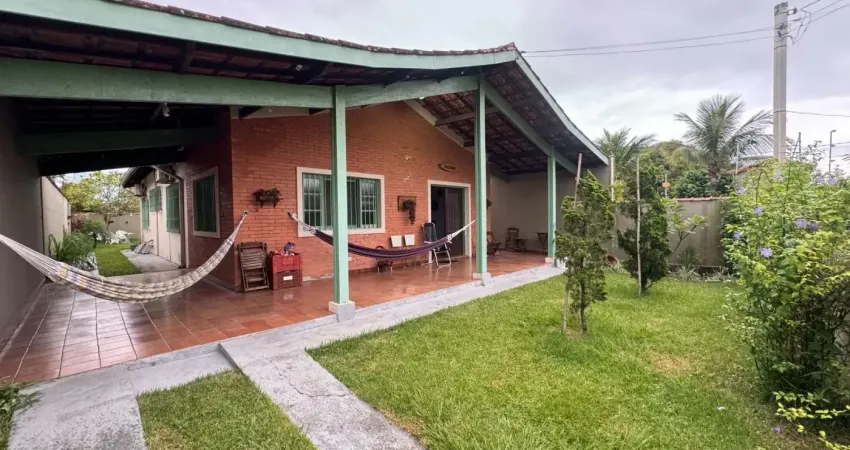 Casa na praia com piscina e 3 quartos em itanhaém - r$ 645.000,00.