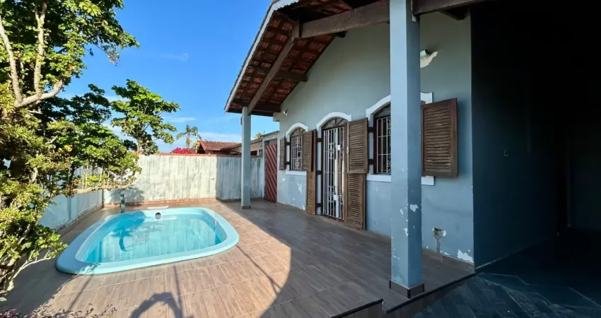 Casa na praia com 3 quartos, piscina e churrasqueira em peruíbe.