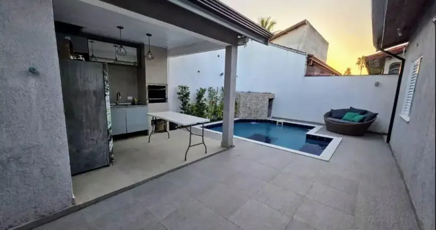 Casa na praia com piscina e 3 quartos em peruíbe - r$ 850.000,00.