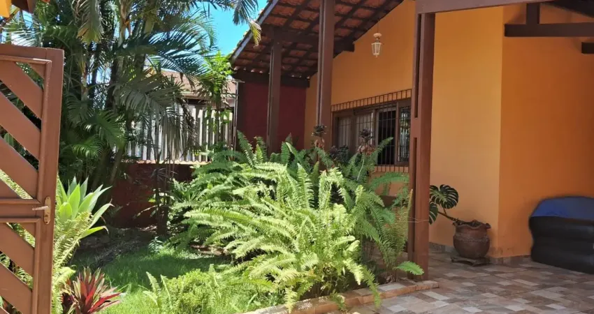 Casa à 90m do mar com 3 quartos, área gourmet e jardim em itanhaém.