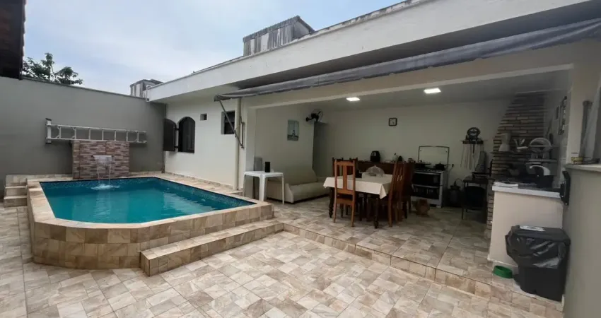 Casa na praia com piscina, 4 quartos e área gourmet em itanhaém.