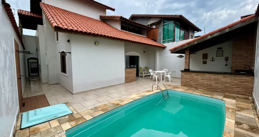 Casa à 30m do mar com piscina e 4 quartos em peruíbe - r$ 1.090.000,00.