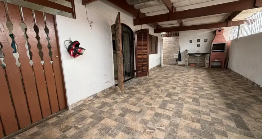 Casa com 2 quartos e área gourmet com churrasqueira em itanhaém.