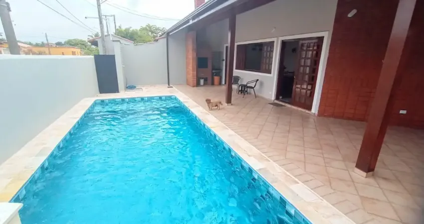 Casa com 5 quartos, piscina e área gourmet em itanhaém - r$ 820.000,00.