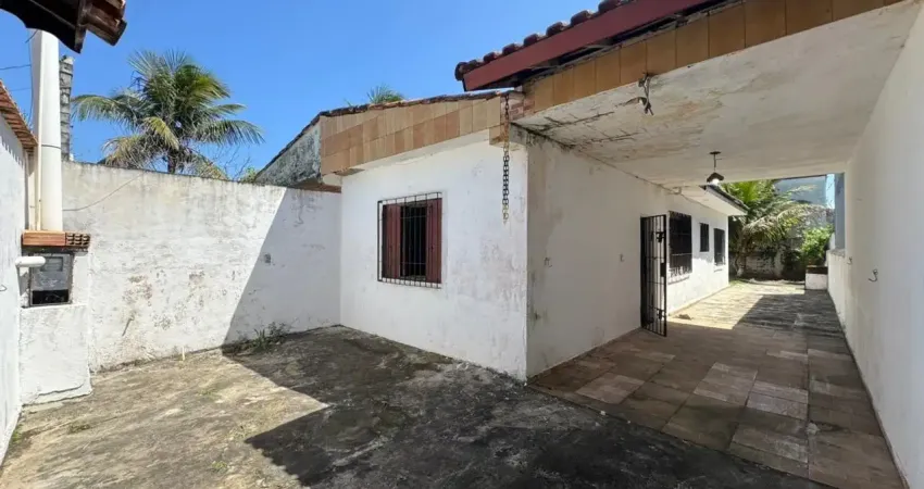 Casa à 300m do mar com 2 quartos e espaço para piscina em itanhaém.