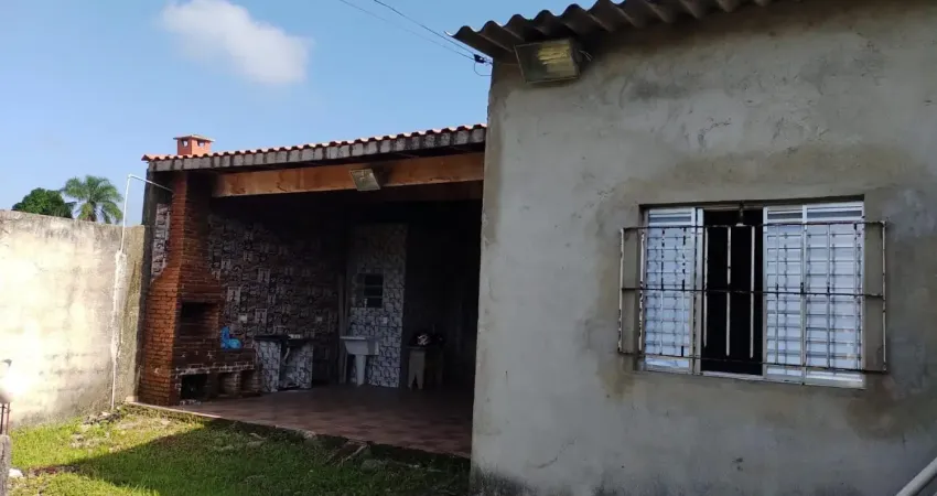 Casa com 3 quartos e área gourmet com churrasqueira em itanhaém.