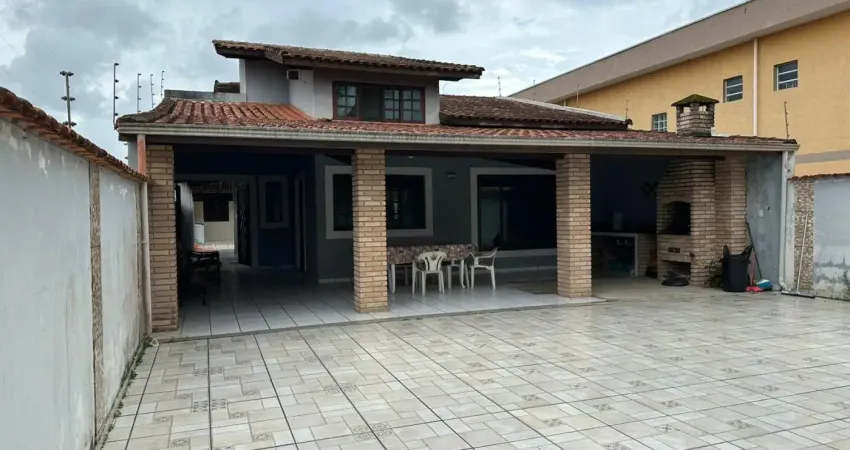 Casa na praia com 3 quartos, área gourmet e espaço para piscina em itanhaém