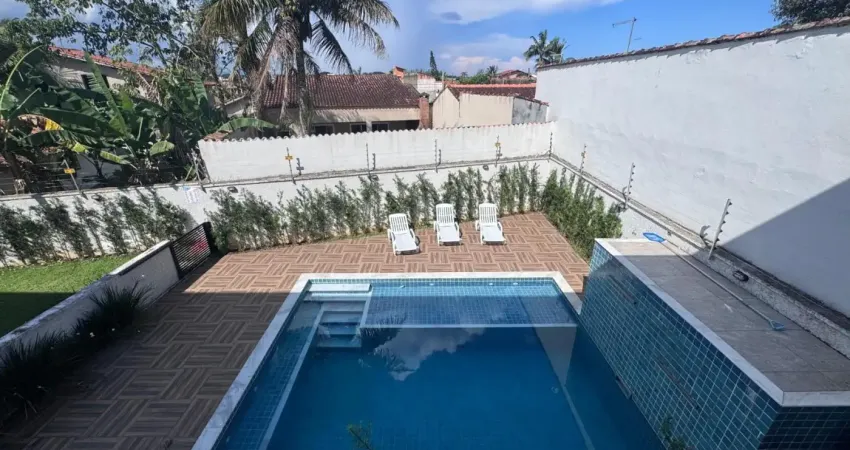 Casa em condomínio com 3 quartos, piscina e área gourmet em itanhaém.