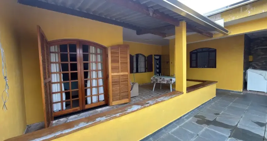 Casa com 2 quartos, espaço para piscina e jardim em itanhaém.