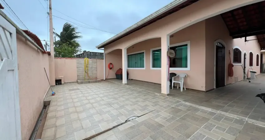 Casa à 50m do mar com 3 quartos e espaço para piscina em itanhaém.