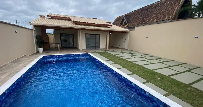 Casa na praia com 3 quartos, piscina e área gourmet em itanhaém.