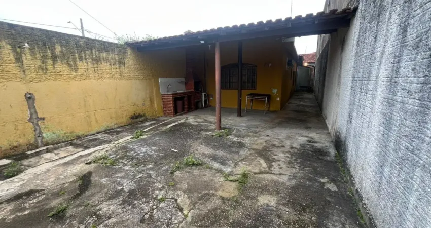 Casa com 2 quartos, área gourmet e espaço para piscina em itanhaém.