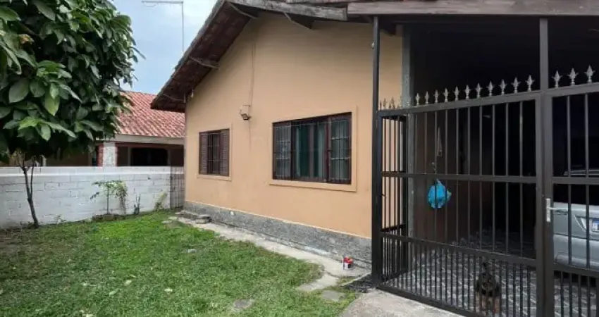 Casa com 2 quartos, espaço para piscina e jardim em itanhaém.