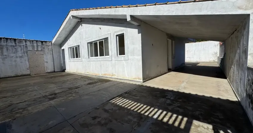 Casa com 2 quartos, edícula e espaço para piscina em peruíbe.