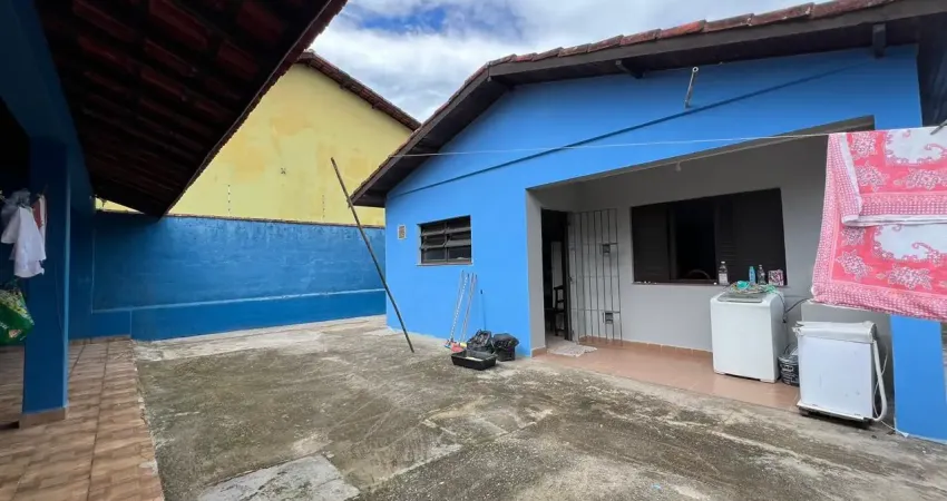 Casa à 300m do mar com 2 quartos e espaço para piscina em itanhaém.