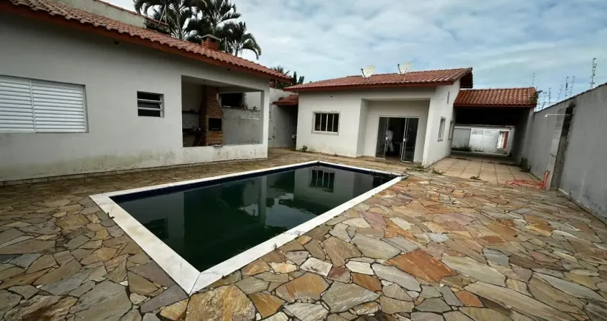 Casa com 4 quartos, piscina e área gourmet em itanhaém - r$ 750.000,00.