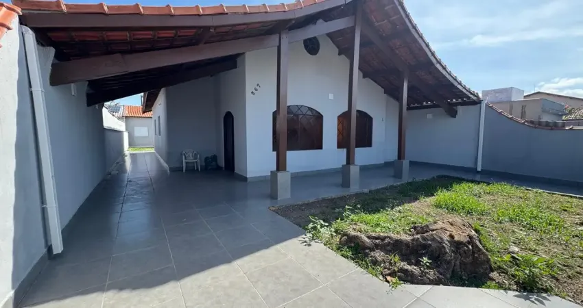 Casa à 300m do mar com 3 quartos e espaço para piscina em itanhaém.