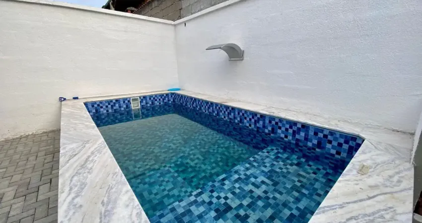Casa com piscina, 2 quartos e área gourmet em itanhaém - r$ 330.000,00.