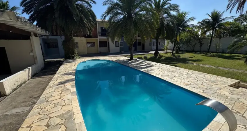 Casa em condomínio com 2 quartos, piscina e área gourmet em itanhaém.