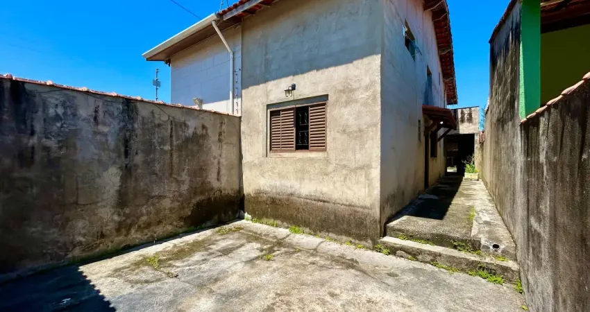 Casa com 2 quartos e espaço goumet em itanhaém - r$ 260.000,00.