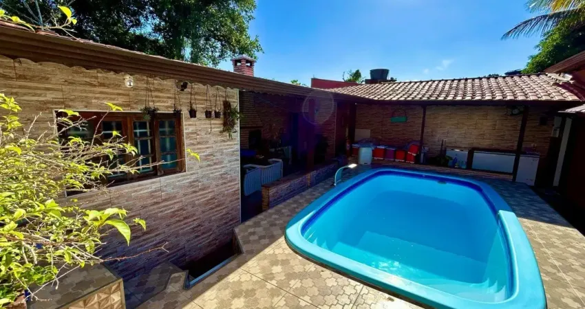 Casa na praia com piscina, 3 quartos e área gourmet em itanhaém.