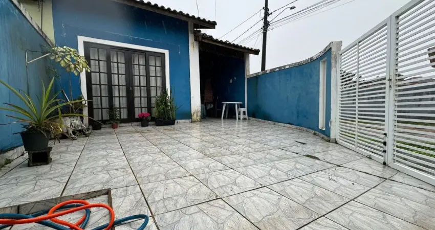 Casa com 2 quartos e área gourmet com churrasqueira em itanhaém.