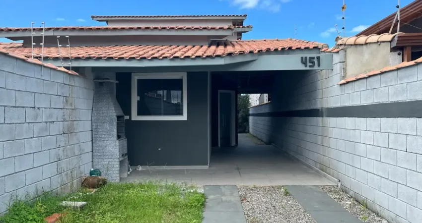 Casa na praia com 2 quartos, churrasqueira e espaço para piscina em itanhaém.