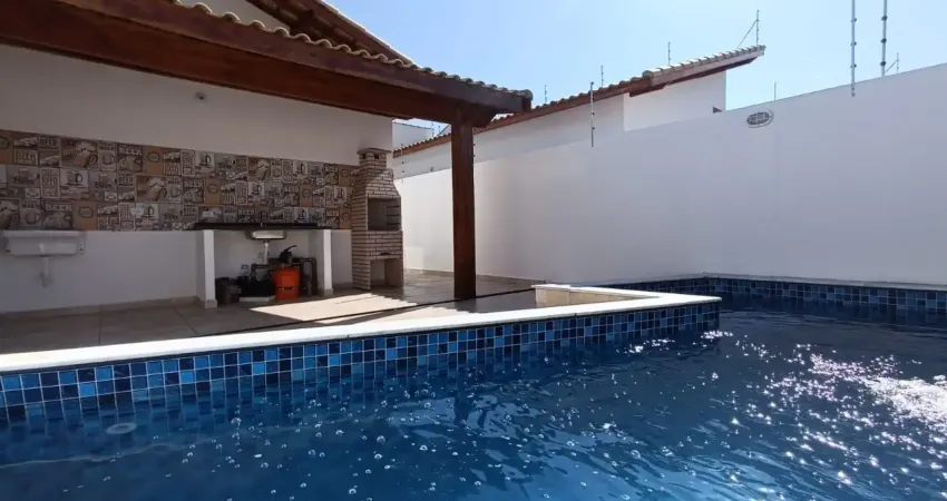 Casa na praia com piscina e 3 quartos em itanhaém - r$ 460.000,00.