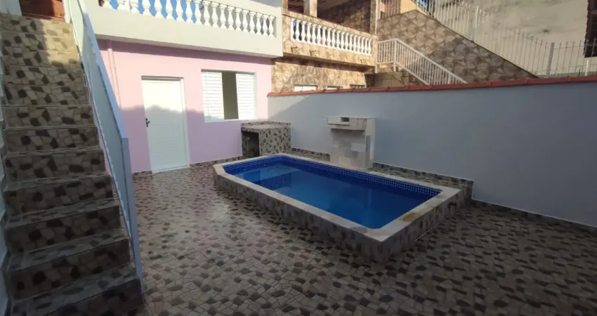 Casa à 70m do mar com 4 quartos, piscina e churrasqueira em mongaguá.
